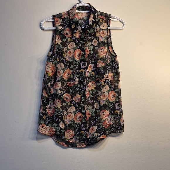 Source Unknown Tops - 4 / $ 15🌟Source Unknown Black Floral Sleeveless Button-Front Top